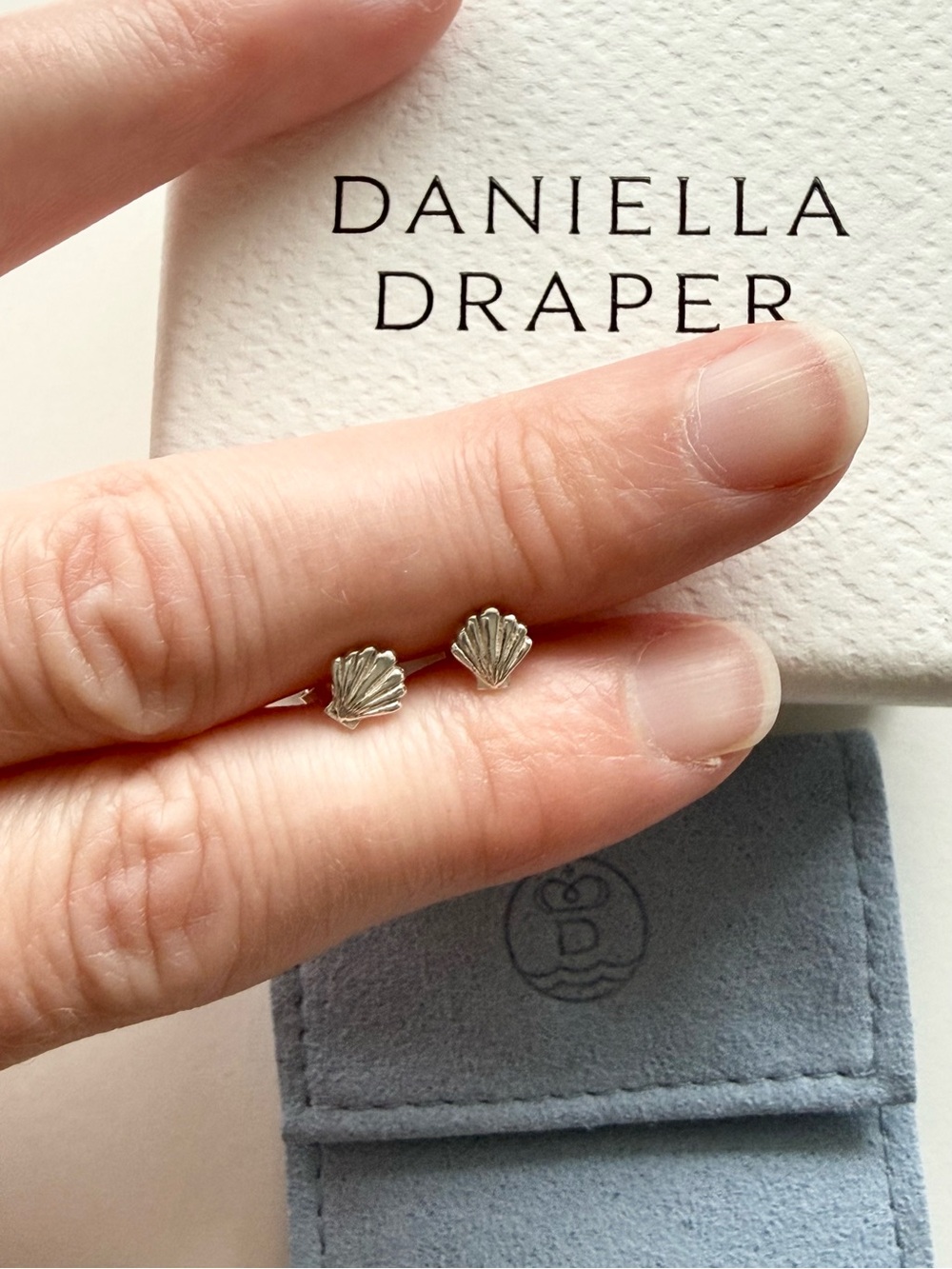 Daniella Draper -SILVER TINY SCALLOP SHELL EAR STUD